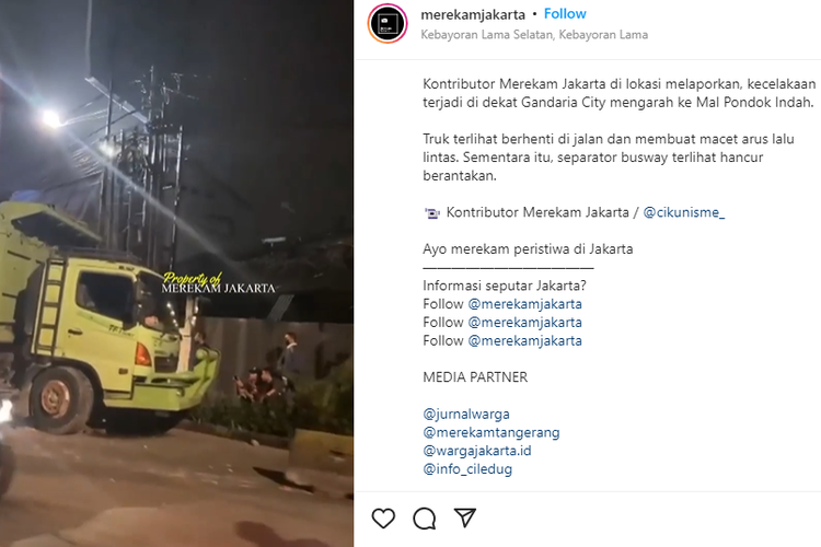 Tangkapan layar truk menabrak separator Transjakarta, Selasa (19/4/2022).