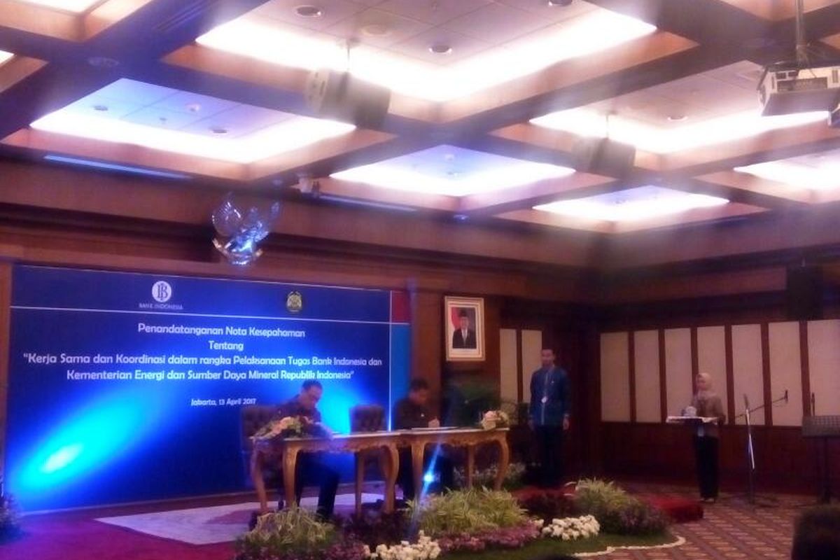 Menteri Energi dan Sumber Daya Mineral (ESDM) Ignasius Jonan dan Gubernur Bank Indonesia (BI) Agus DW Martowadojo menandatangani Nota Kesepahaman Kerja sama dan Koordinasi dalam Rangka Pelaksanaan Tugas BI dan Kementerian ESDM Republik Indonesia, pada Kamis (13/4/2017).