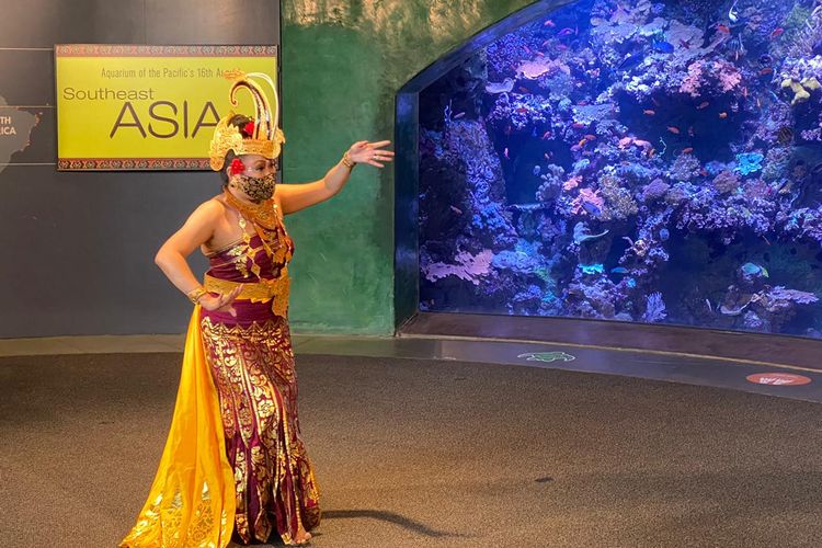 Tari Cenderawasih asal Bali mengisi acara festival ?Southeast Asia Day? secara virtual di tengah pandemi virus corona