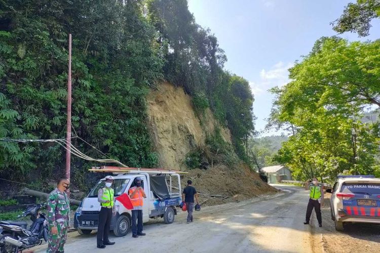 Arus lalu lintas di jalan penghubung Riau-sumbar sudah normal kembali pasca lumpuh total akibat longsor di Desa Rantau Berangin, Kecamatan Kuok, Kabupaten Kampar, Riau, Sabtu (8/5/2021).