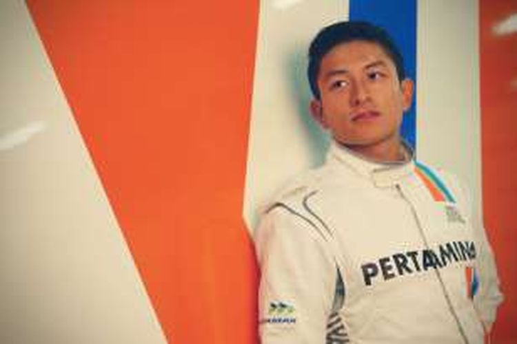 Pebalap Manor Racing asal Indonesia, Rio Haryanto, berpose saat sesi pemotretan di Barcelona, Minggu (21/2/2016).