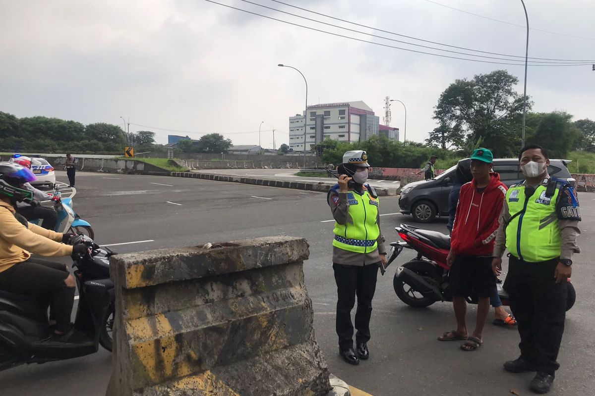 Anggota Satlantas Polres Metro Depok tengah mengecek lokasi kejadian kecelakaan bus Kemhan menabrak mobil kijang di Jalan Raya Juanda, Depok, pada Sabtu (18/2/2023).