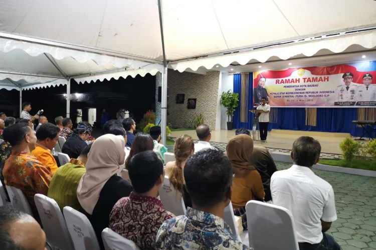 Kepala Staf Kepresidenan Moeldoko saat bersilaturahim dengan nelayan Buton, Sulawesi Tenggara, Senin (4/3/2019).