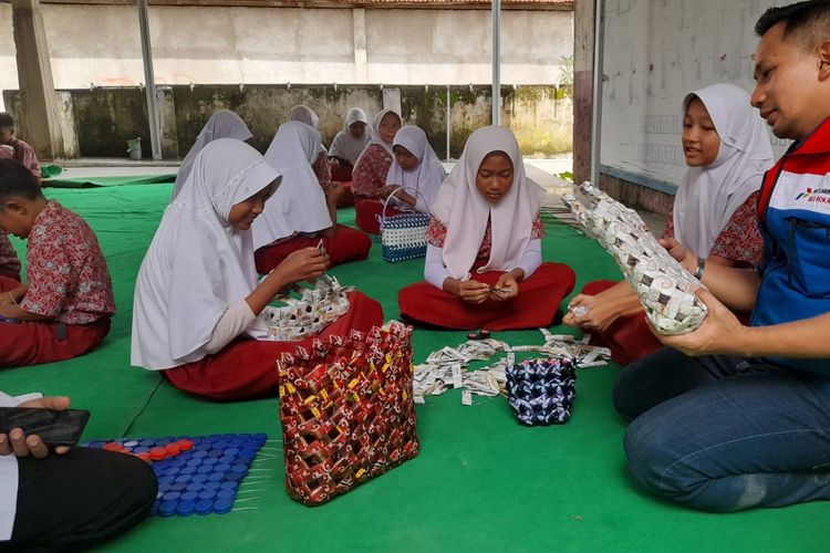 Foto : Kisah Pahlawan Cilik, Anak-anak "Pemburu" Sampah Plastik agar