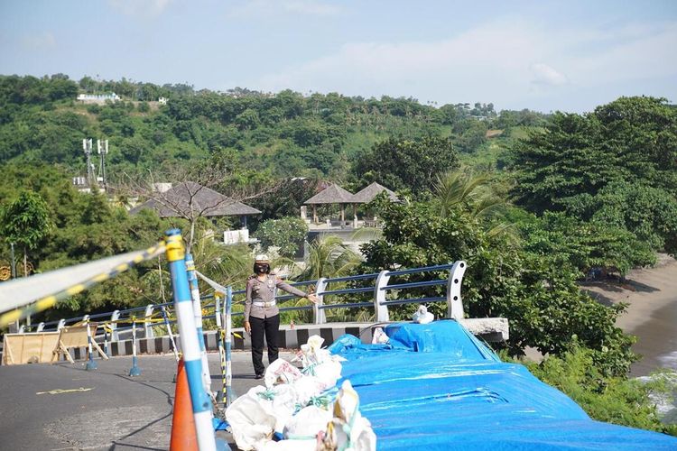 kondisi tebing longsor yang ditutupi terpal untuk mengantisipasi terjadinya hujan yang berpotensi mengakibatkan longsor kembali terjadi