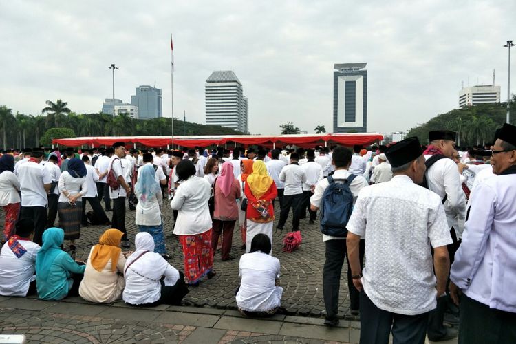 PNS DKI duduk-duduk di barisan belakang saat apel HUT ke-491 DKI Jakarta berlangsung di Lapangan Monas, Jumat (22/6/2018). 