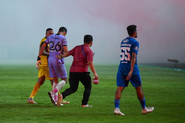 Terlihat asap mengepul akibat flare yang dinyalakan suporter Persib Bobotoh dalam pertandinga terakhir Liga 1 2022-2023, antara Persib Bandung vs Persikabo 1973, Sabtu (15/4/2023) di Stadion Gelora Bandung Lautan Api (GBLA). Para pemain tengah mengevakuasi diri ke lorong ruan ganti stadion.