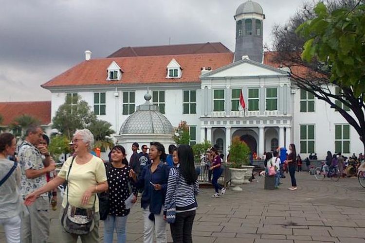 Suasana kawasan kota tua di depan museum Fatahilah pada Kamis (3/1/2013). Kawasan tersebut dipenuhi pengunjung yang sedang menikmati liburan sekolah.