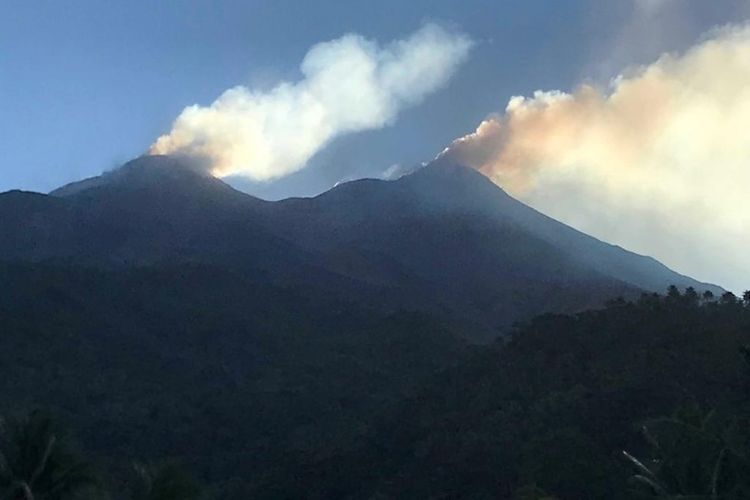 Visual Gunung Karangetang dari Desa Hiung, Kecamatan Siau Barat Utara, Kabupaten Kepulauan Sitaro, saat mengeluarkan asap.