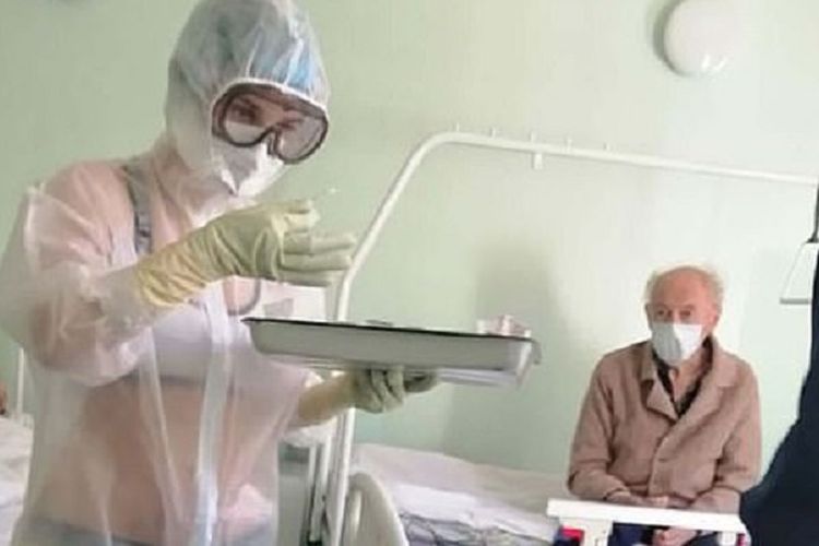 Nadia, perawat Rusia yang viral setelah hanya mengenakan bikini di balik Alat Pelindung Diri (APD) ketika bertugas di bangsal pasien pria virus corona di Tula.