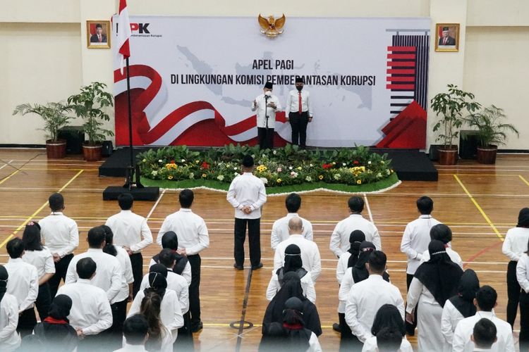 Ketua KPK Firli Bahuri dalam kegiatan apel yang dilanjutkan dengan halalbihalal dengan seluruh pegawai KPK di Aula Gedung Juang Merah Putih KPK, Jakarta, Senin (9/5/2022).
