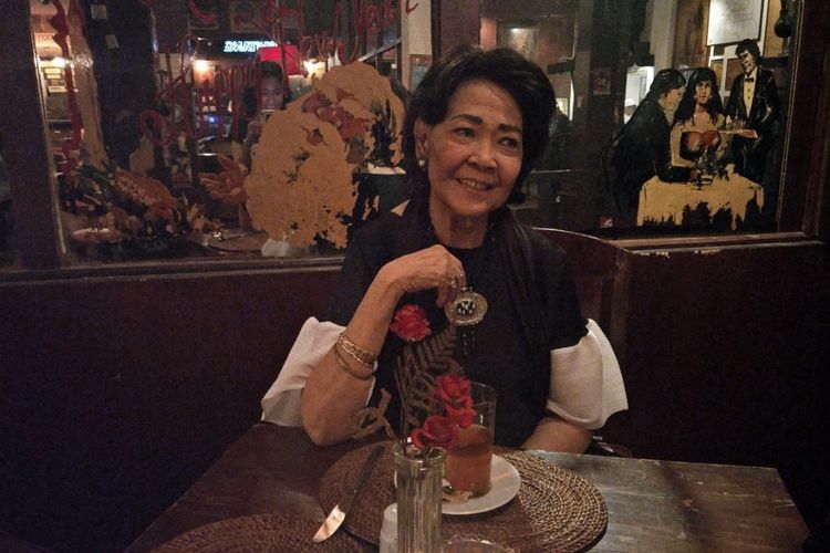 Rima Melati berkunjung ke Jaya Pub yang Ia dirikan bersama Almarhum suaminya, Frans Tumbuan.