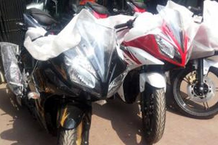 Warna merah-putih Yamaha R15 dengan corak baru (tengah).