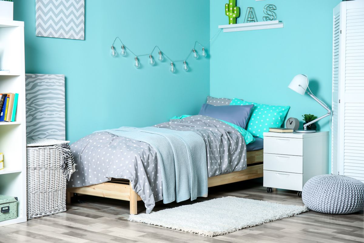 Ilustrasi inspirasi warna biru di kamar tidur.