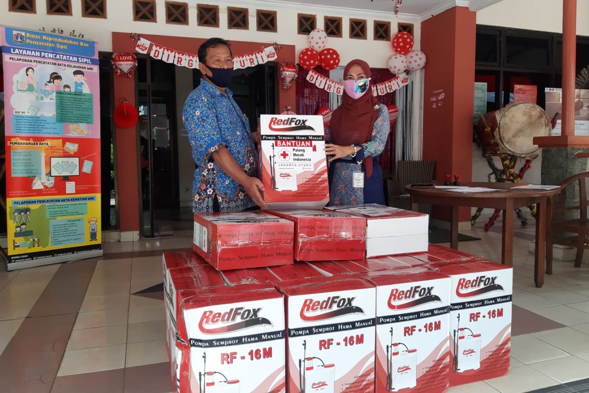 Alat penyemprotan cairan disinfektan yang diserahkan dari PMI Jakarta Utara ke pihak Kelurahan Kelapa Gading Timur 