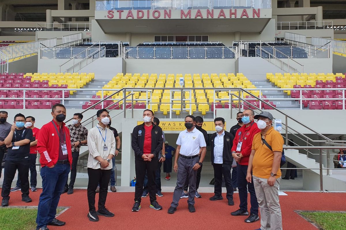 Wali Kota Solo, Gibran Rakabuming Raka, bersama Ketua Umum PSSI Mochamad Iriawan dan Menpora Zainudin Amali, memantau keadaan Stadion Manahan Solo yang akan digunakan sebagai venue Piala Menpora 2021.