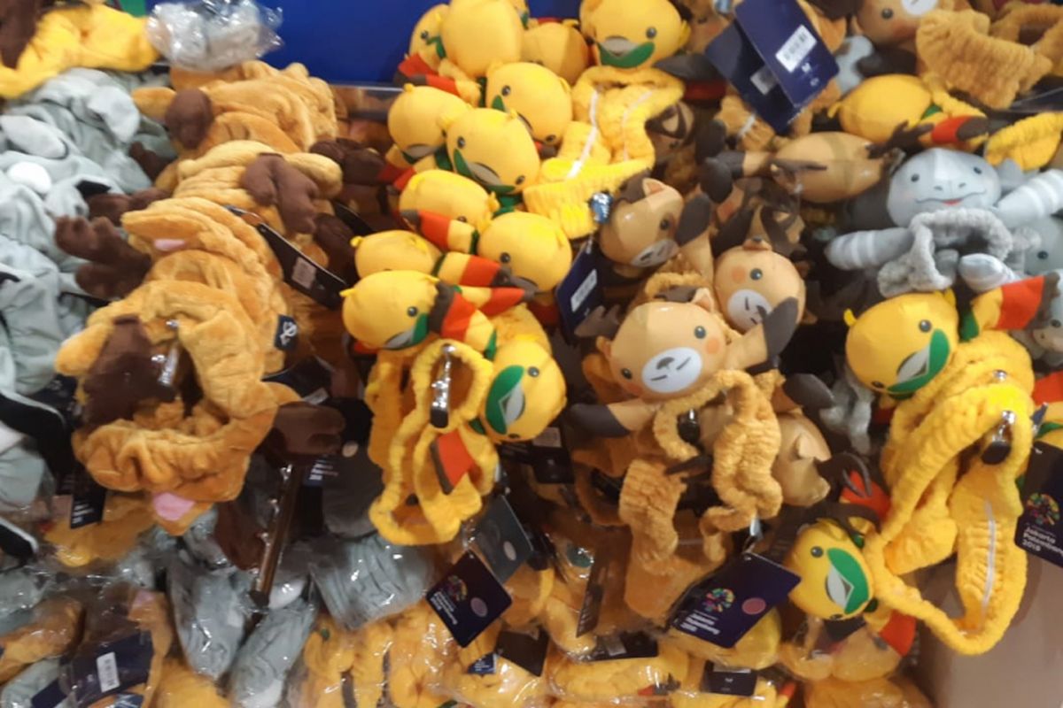 Suvernir maskot Asian Games, Bhin-bhin, Atung, dan Kaka dijual di Asian Games Official Merchandise Super Store di Gelora Bung Karno (GBK). Foto diambil pada Kamis (23/8/2018).