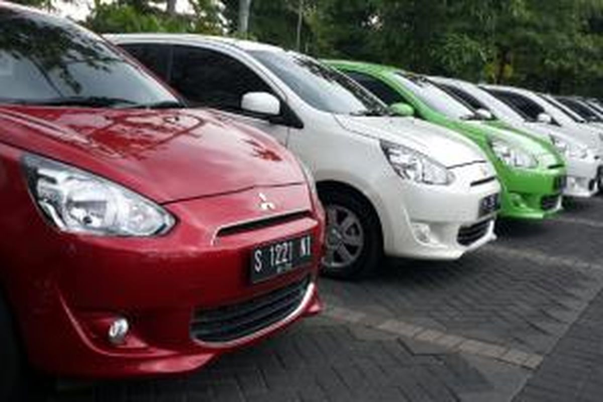 Deretan Mitsubishi Mirage usai mengikuti Mirage Eco Fun Drive di Surabay, 8 Febaruari 2015.