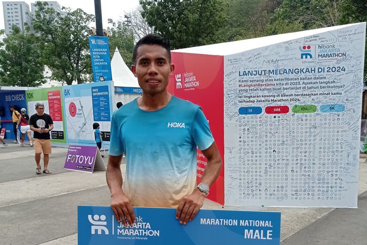 Rikki Martin Luther Simbolon berhasil keluar sebagai juara marathon di Jakarta Marathon 2023 untuk kategori nasional, Minggu (22/10/2023).
