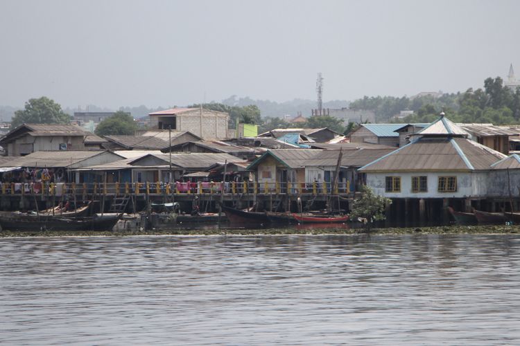 Salah satu rumah pelantar yang ada di pesisir Kota Batam, Kepulauan Riau (Kepri). Rumah ini sangat rawan sekali terkena badai atau puting beliung saat cuaca sedang tidak bersahabat.