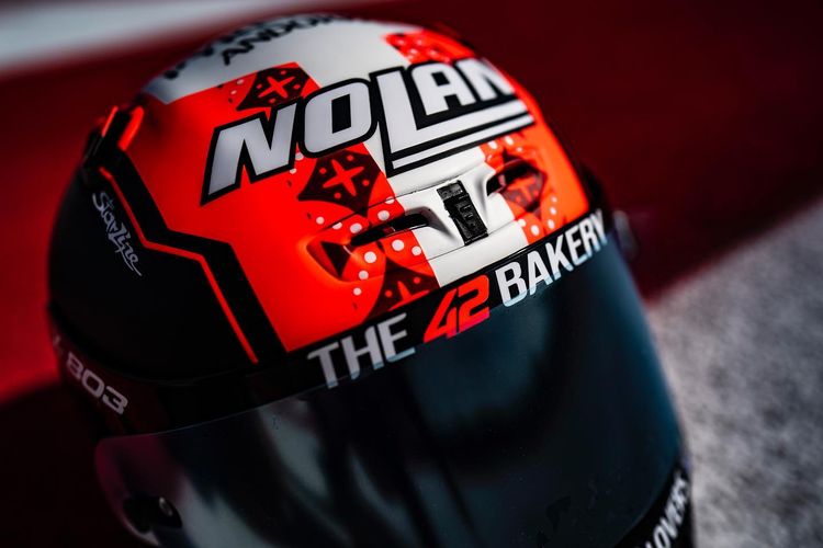 Desain spesial helm Alex Rins dengan motif batik untuk balapan pada MotoGP Mandalik