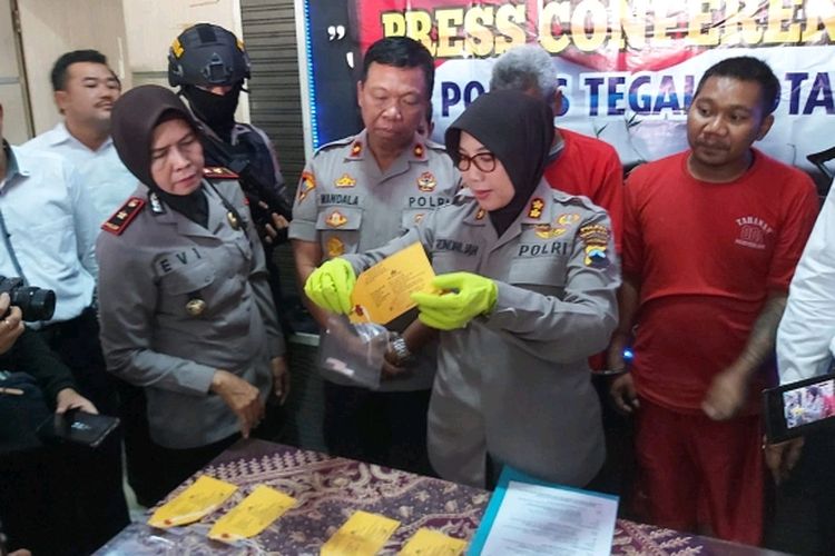 Kapolres Tegal Kota AKBP Siti Rondhijah menunjukan barang bukti sabu yang diamankan dari pengedar narkoba yang ditangkap, Senin (26/8/2019)