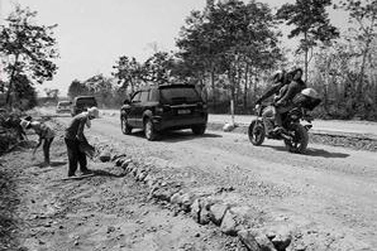 Sejumlah pekerja masih memperbaiki dan merapikan Jalan Cikamurang di Kecamatan Trisi Kabupaten Indramayu, yang merupakan jalur alternatif Subang-Cikamuran-Indramayu, Jawa Barat, Jumat (26/9). Seharusnya perbaikan maupun perapian jalan ini sudah tak ada lagi sejak tujuh hari menjelang Lebaran sebab jalan itu merupakan jalur tengah (Jawa Barat) dan jalur alternatif di pantura Indramayu. 