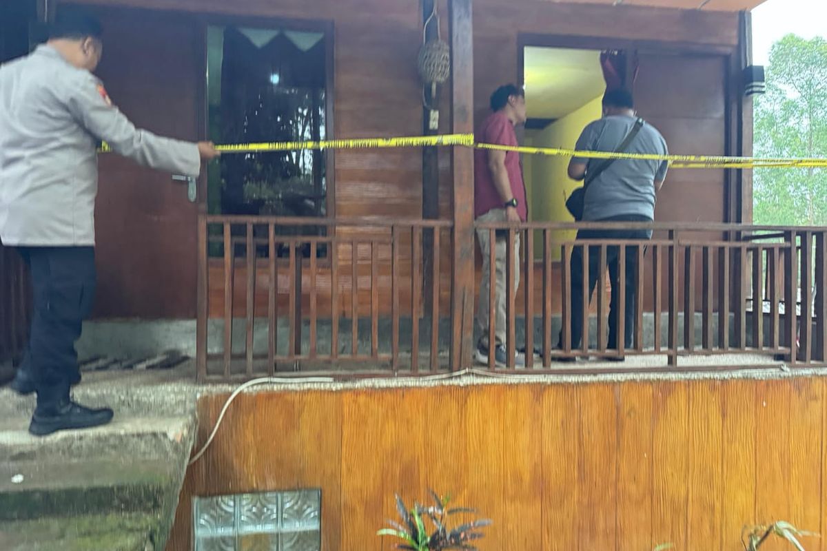 Polisi melakukan olah TKP di sebuah homestay tempat penganiayaan Mulyo Utomo pada istri dan kekasihnya yang sedang selingkuh.