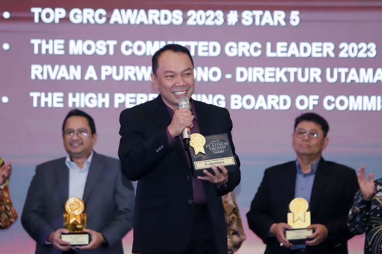 Dirut Jasa Raharja Rivan A Purwantono menerima penghargaan pada ajang Top GRC Awards 2023 di Hotel Raffles Jakarta, Rabu (6/9/2023).