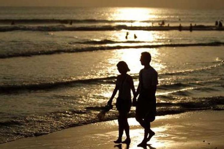 Wisatawan menikmati sore di Pantai Kuta, Bali, Sabtu (22/6/2013). Keindahan wisata pantai di sejumlah kawasan di Bali seperti Kuta, Seminyak, Jimbaran, Nusa Dua dan Tanjung Benoa masih menjadi daya tarik wisatawan baik domestik maupun mancanegara.