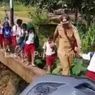 Jembatan Sementara Ambruk Dihantam Truk, Bocah SD di Kalbar Meniti Sungai untuk Sampai Sekolah