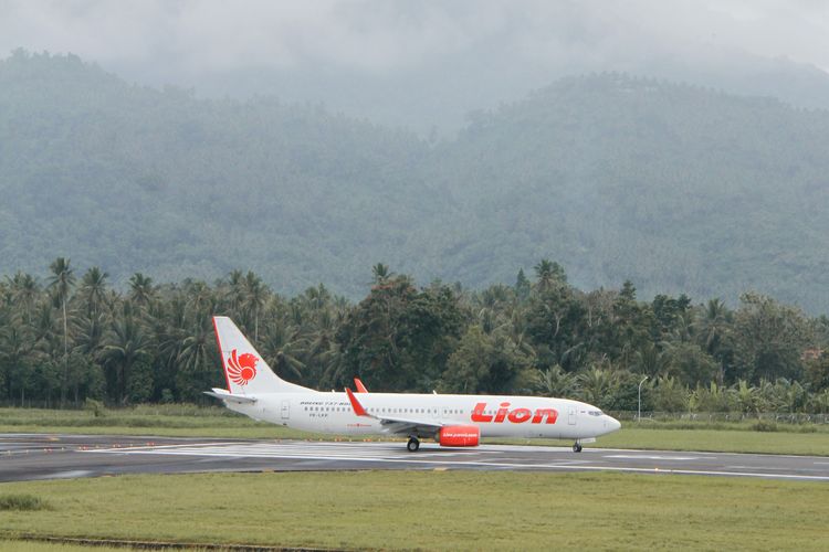 Pesawat Lion Air mendarat di Manado, Sulawesi Utara.