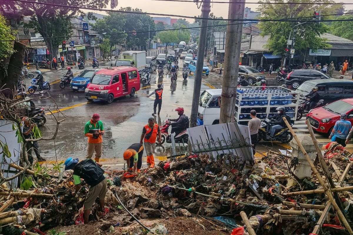 Kondisi terkini tanggul Kali Baru pasca jebol di Kramatjati, Jakarta Timur, Senin (25/3/2024).