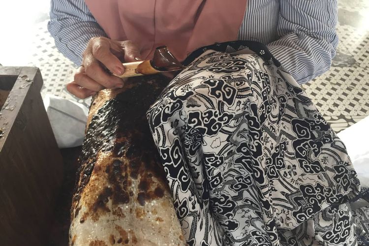 Belajar melukis batik Cirebon di BT Batik Trusmi