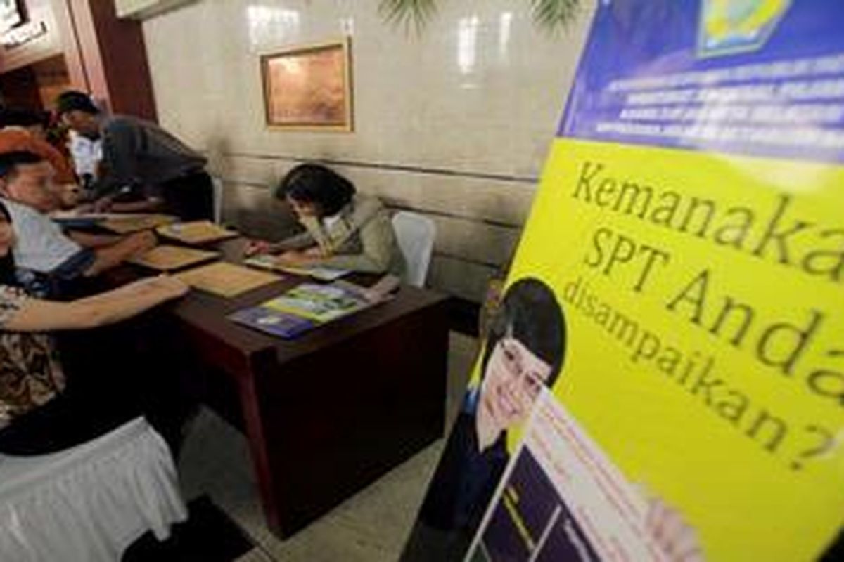 Petugas Dirjen Pajak menjemput bola para wajib pajak di  kantor Kementerian Hukum dan Hak Asasi Manusia, Jakarta, Kamis (8/3/2012). Hal tersebut untuk mempermudah wajib pajak mengurus kewajiban pajak mereka antara lain menyerahkan laporan SPT tahunan.