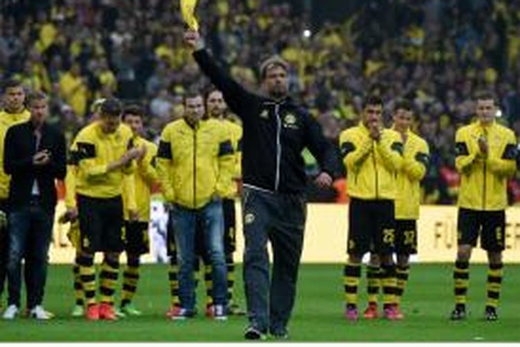 Pelatih Borussia Dortmund Juergen Klopp (depan) dan para pemain Dortmund melambaikan tangan kepada para suporter usai menang 3-2 atas Werder Bremen pada laga terakhir Bundesliga di Signal Iduna Park, Sabtu (23/5/2015). Ini juga menjadi perpisahan Klopp dengan Dortmund.