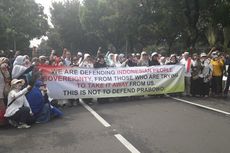 Dilarang Demo di Depan MK, Massa Berorasi di Depan Kemenhan