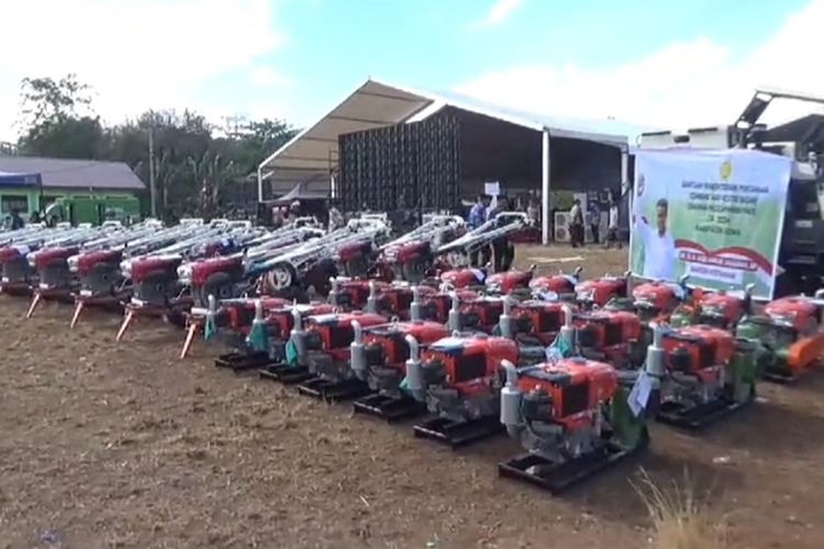 Ratusan bantuan alat mesin pertanian (Alsintan) diturunkan Kementerian Pertanian (Kementan) bagi kelompok tani di Kabupaten Gowa, Sulawesi Selatan, Selasa, (12/11/2024).