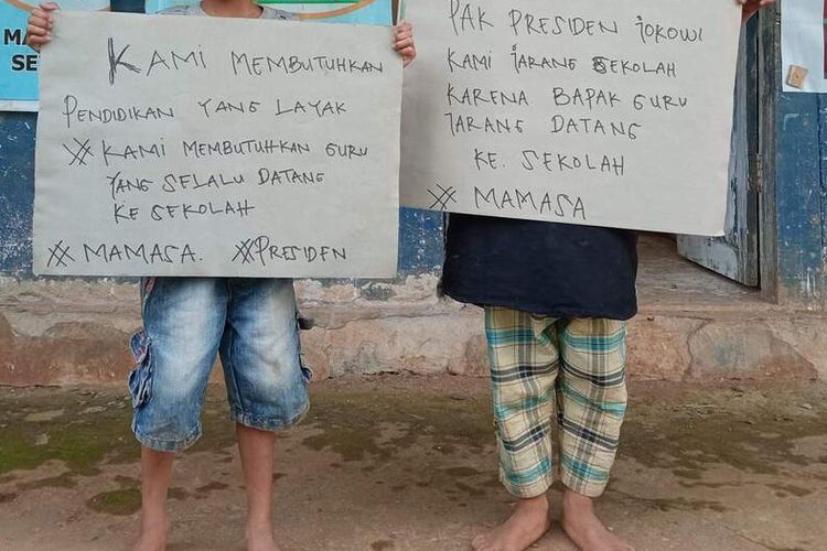 Dua siswa SDN 010 Saluang, Kecamatan Mambi, Kabupaten Mamasa, Sulawesi Barat, saat mengadu ke presiden Jokowi perihal gurunya yang jarang datang, Senin (11/7/2022).