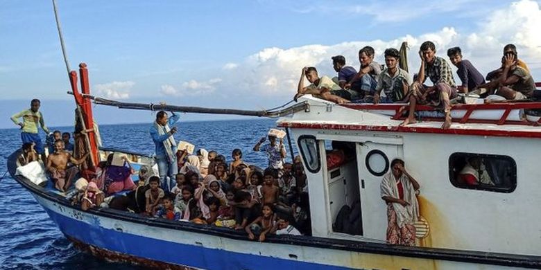 Sebanyak 94 orang pengungsi etnis Rohingya, terdiri dari 15 orang laki-laki, 49 orang perempuan dan 30 orang anak-anak ditemukan terdampar sekitar empat mil dari pesisir Pantai Seunuddon, Kabupaten Aceh Utara, pada Rabu (24/06). 