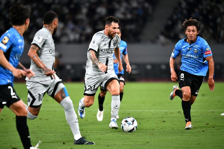 Penyerang Paris Saint-Germain (PSG) Lionel Messi ketika menggiring bola dalam pertandingan PSG vs Kawasaki Frontale di National Stadium, Tokyo, Jepang, Rabu (20/7/2022). Messi juga tampil ketika PSG mengalahkan Urawa Red Diamonds 3-0 di Saitama Stadium, Jepang, Sabtu (23/7/2022). Terkini, Messi dkk akan melawan Gamba Osaka pada laga terakhir mereka di Jepang.