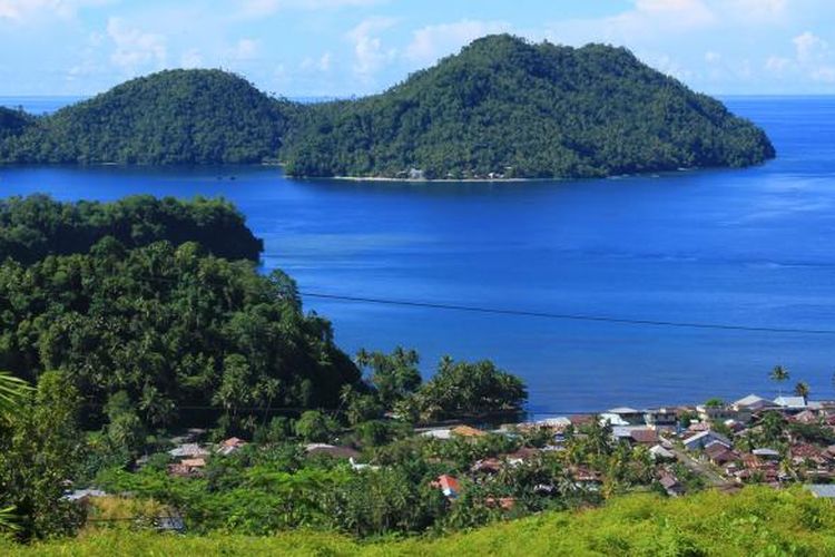 Kabupaten Kepulauan Sangihe juga dikelilingi pulau-pulau kecil yang menambah eksotisnya wilayah ini sebagai destinasi wisata.