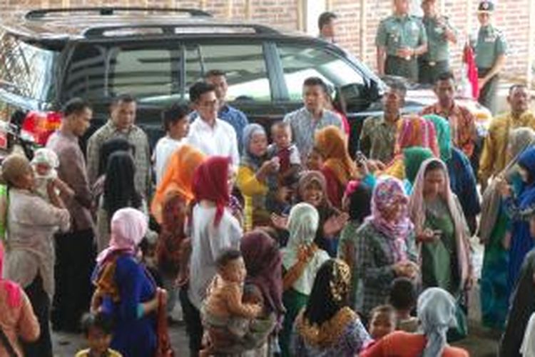 Putra bungsu Presiden Joko Widodo, Kaesang Pangarep menjadi idola warga Subang, Jawa Barat saat sang ayah melakukan blusukan di Pondok Pesantren Al-Ishlah, desa Jatireja, Subang, Jawa Barat, Jumat (26/12/2014).