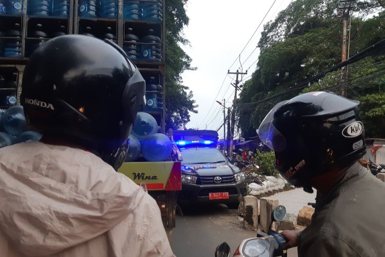 Mobil operasional Satpol PP yang lawan arus di jalan Kembangan, Jakarta Barat, Kamis (12/12/2019)