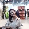 Dea Anissa Sama Sekali Tak Bisa Bepergian Tanpa Gunakan Aksesoris