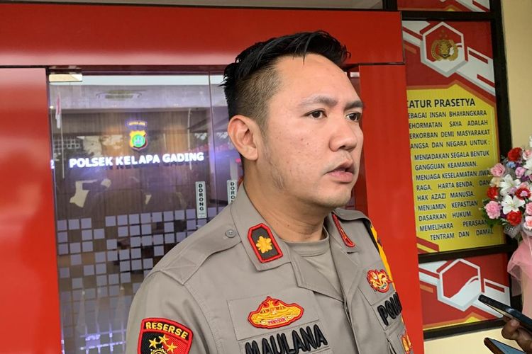 Kapolsek Kelapa Gading Kompol Maulana Mukarom memberikan pernyataan soal mayat laki-laki (26) yang ditemukan di lantai tiga salah satu pusat perbelanjaan di Kelapa Gading, Jakarta Utara, Senin (5/2/2024). 