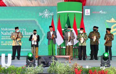 Presiden Joko Widodo (tiga kiri) dan Wakil Presiden Ma'ruf Amin (dua kiri) menghadiri Pembukaan Muktamar ke-34 Nahdlatul Ulama (NU) yang diselenggarakan di Lampung, Rabu (22/12/2021). Muktamar ini akan berlangsung pada 22-23 Desember 2021, dengan agenda pemilihan ketua umum Pengurus Besar Nahdlatul Ulama (PBNU) menjadi salah satu isu yang paling disorot.