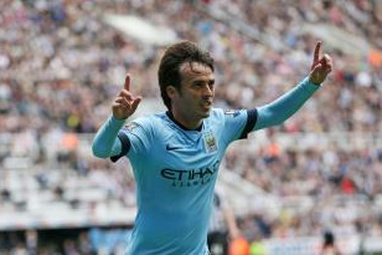 Gelandang Manchester City, David Silva, merayakan golnya seusai membobol gawang Newcastle United pada pertandingan Premier League, Minggu (17/8/2014). 