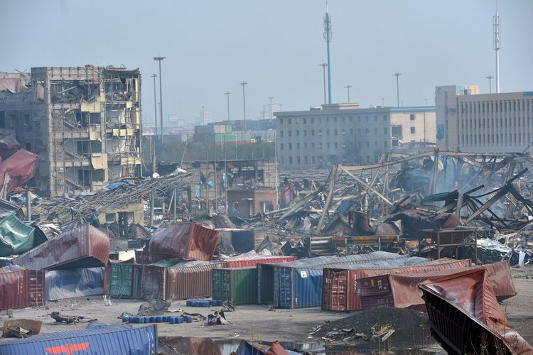 Puing-puing serta kontainer berserakan akibat ledakan di Tianjin, China, pada 17 Agustus 2015. Ledakan dipicu oleh 11.300 bahan-bahan kimia berbahaya yang disimpan secara ilegal, dan menewaskan 173 orang termasuk 80 petugas damkar, lalu melukai 800 orang lebih dan menghancurkan lebih dari 300 rumah.