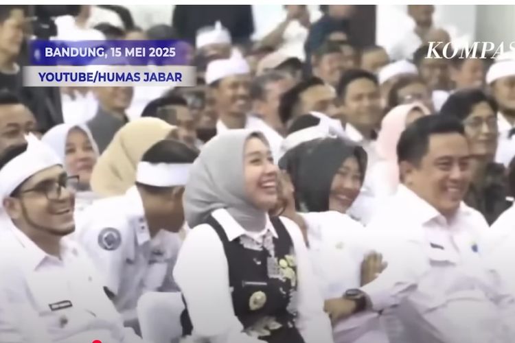 Momen unik terjadi ketika Gubernur Jawa Barat Dedi Mulyadi berteriak menantu Aing saat memanggil Wakil Bupati Garut Putri Karlina (tengah). Ini terjadi saat Dedi memberikan kata sambutan dalam acara Peluncuran dan Dialog Percepatan Pembentukan Koperasi Desa dan Kelurahan Merah Putih, di Kabupaten Bandung, Jabar, Kamis (15/5/2025).